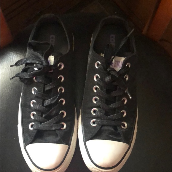 black converse tennis shoes